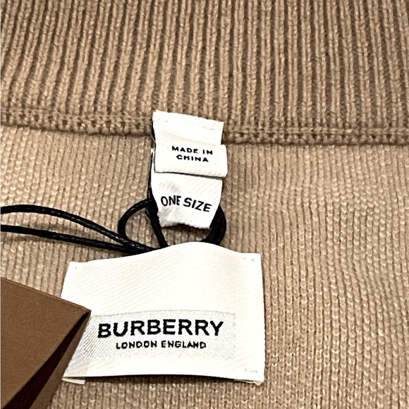 BURBERRY CARLY SOFT FAWN COLOR CHECK CASHMERE-BLEND CAPE - Picture 5 of 8